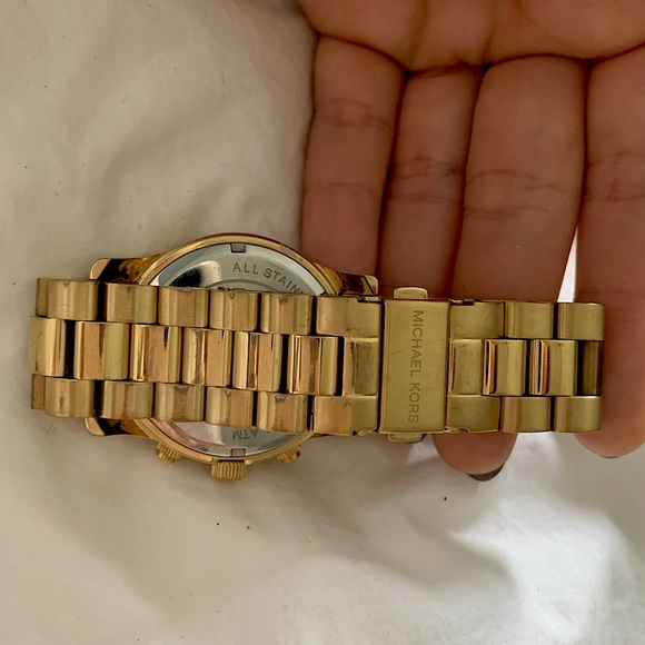 ✨Michael Kors gold tone watch ⏱✨ - Picture 3 of 4